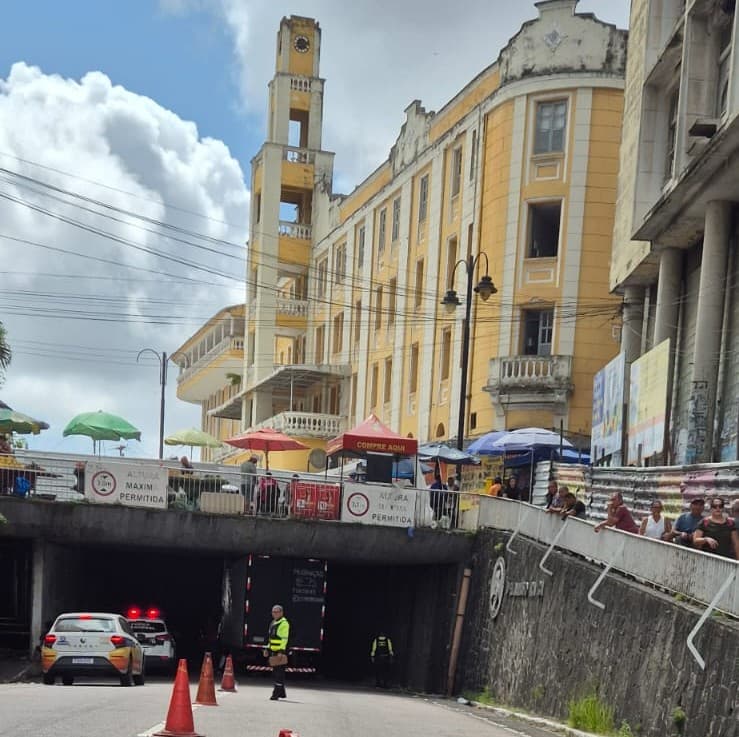 Caminhão fica entalado em viaduto no centro de João Pessoa