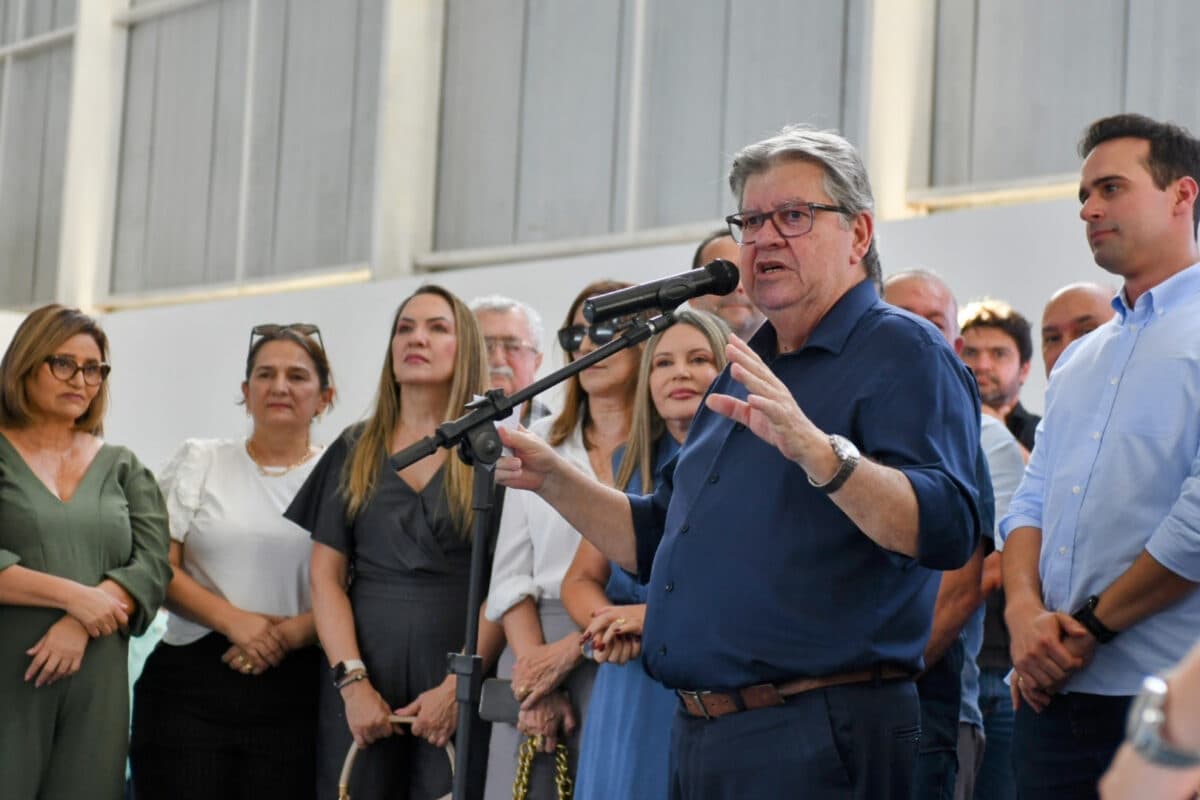 João Azevedo entrega Centro de Iniciação ao Esporte e 96 apartamentos de residencial em Patos