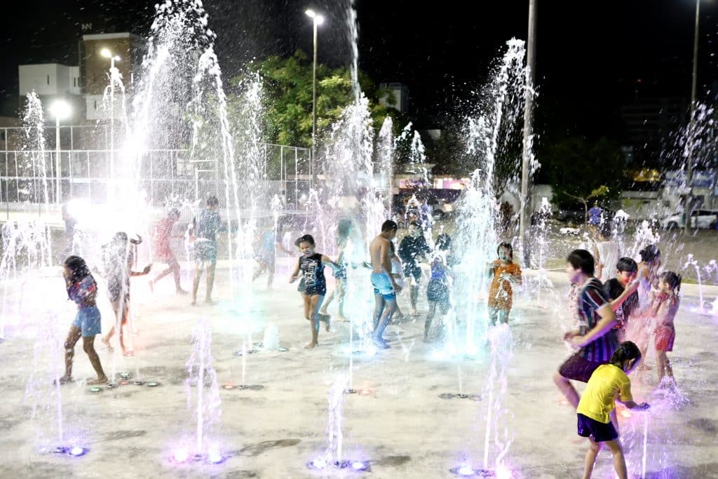 Prefeitura amplia funcionamento da fonte interativa da Praça Osias Gomes no Dia das Crianças