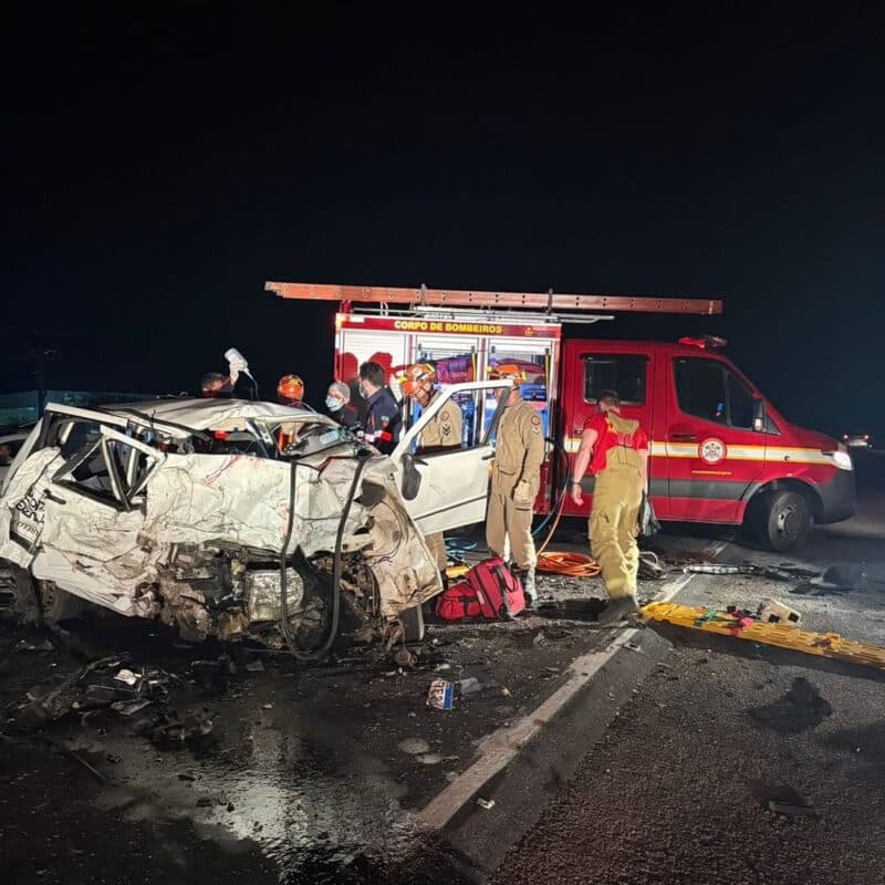 Colisão frontal entre dois carros deixa motoristas feridos na BR-230 entre Patos e São Mamede