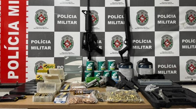 Homem é preso após denuncia de violência doméstica em João Pessoa; fuzil e outras armas são apreendidas