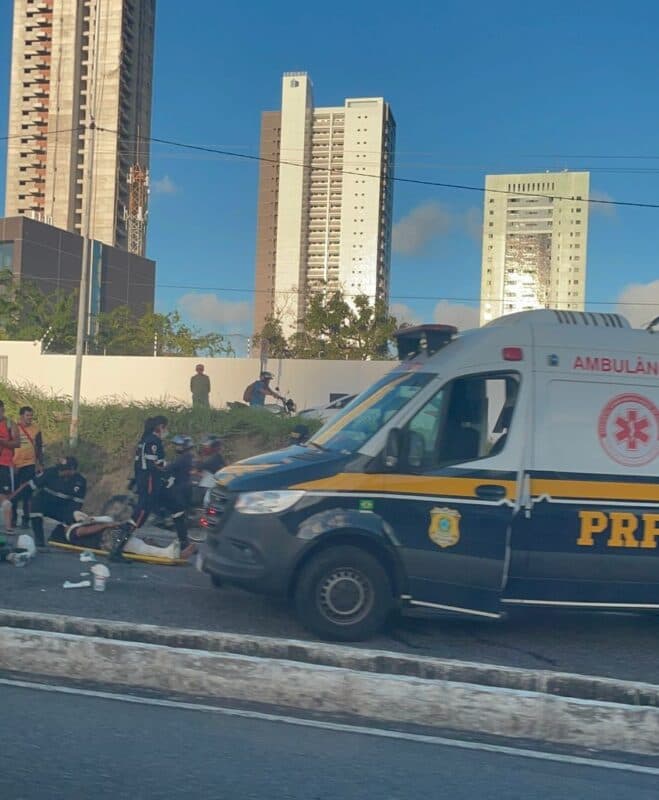 Acidente deixa ao menos dois feridos na BR-230 e congestionamento quilométrico, em João Pessoa