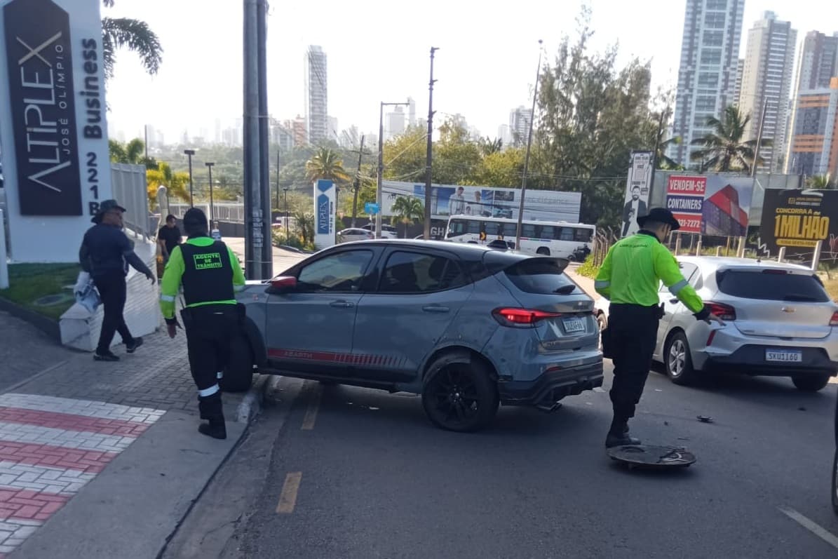 Tampa de bueiro 'voa' e atinge carro no Altiplano, em João Pessoa, e assusta motorista