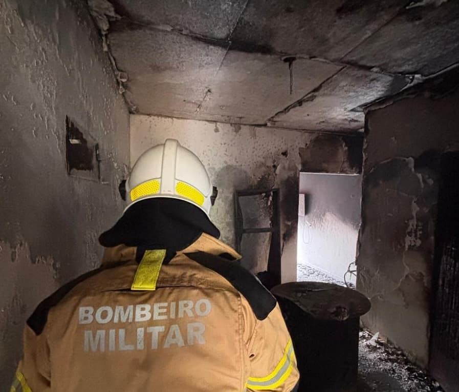 Vazamento de gás causa incêndio em casa em Patos e moradora sofre queimaduras nas pernas; filha sai ilesa