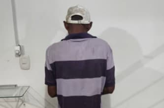 Homem bêbado é preso em flagrante após atear fogo em vegetação às margens de rodovia, no Sertão da Paraíba