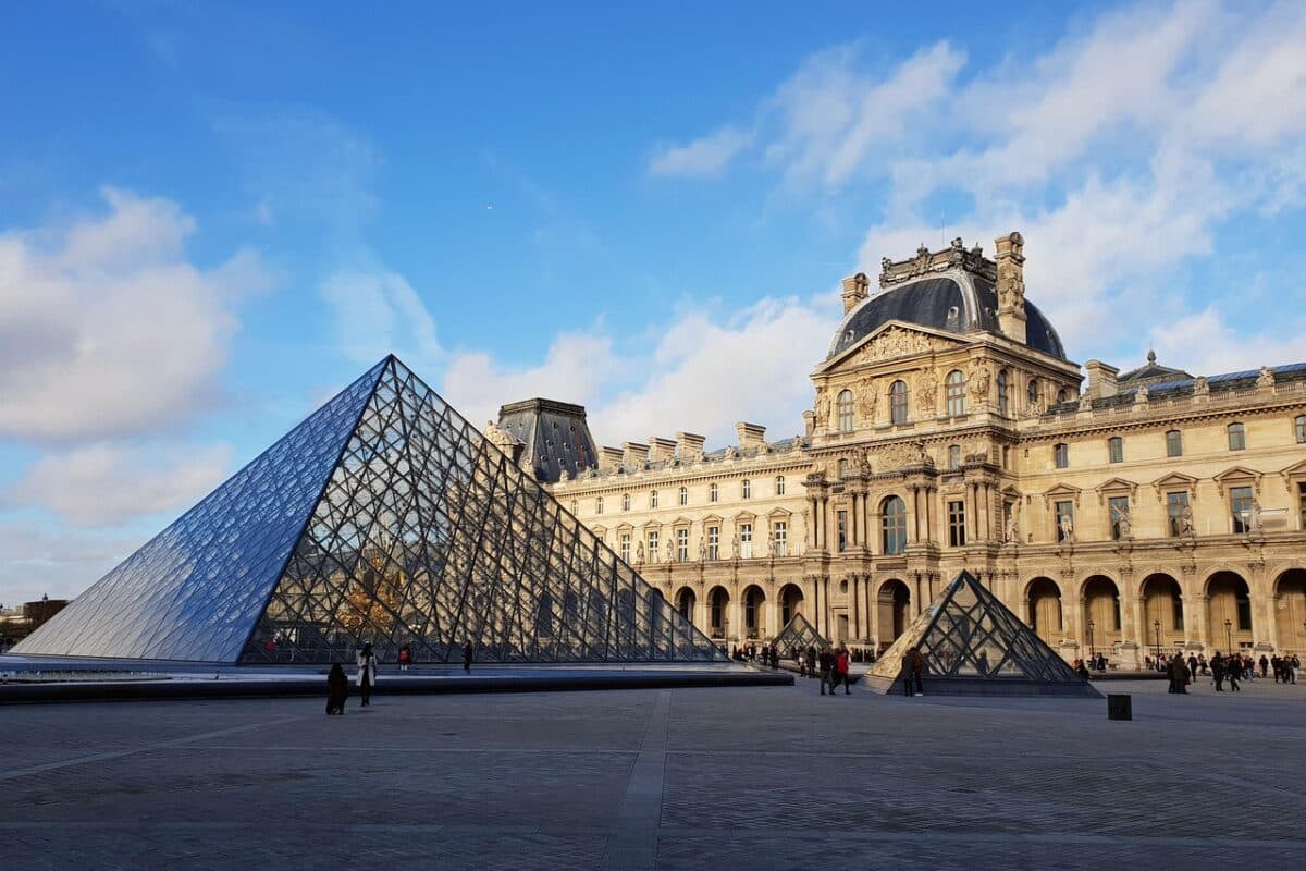 Dois suspeitos são presos por roubo de joias no Museu do Louvre, em Paris
