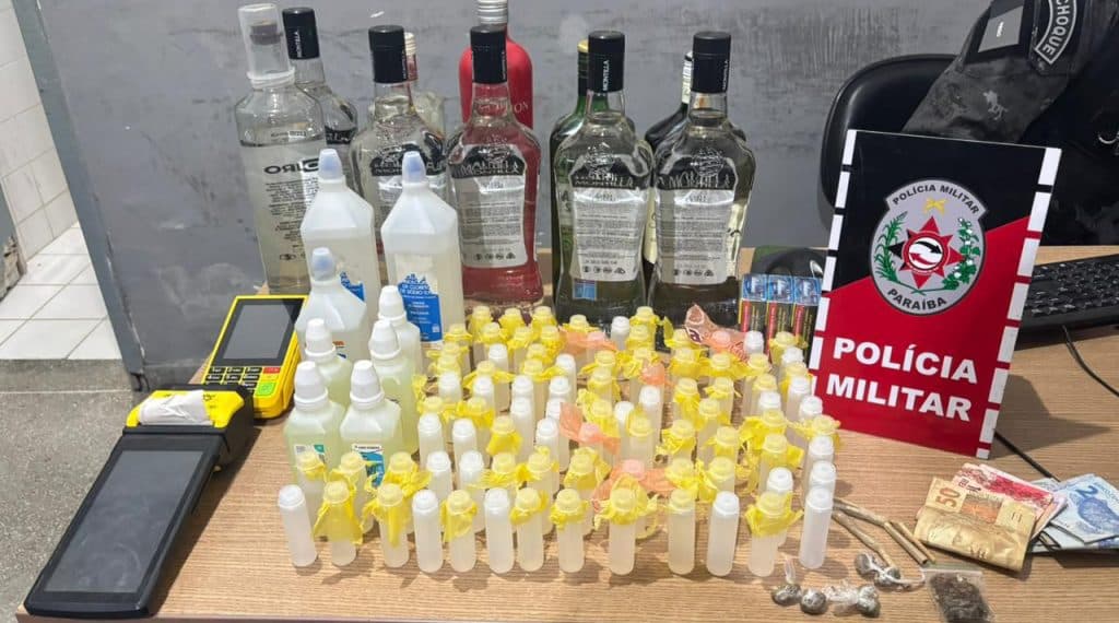 Polícia conduz menor e dois jovens para delegacia após apreensão de drogas em festa, em Campina Grande