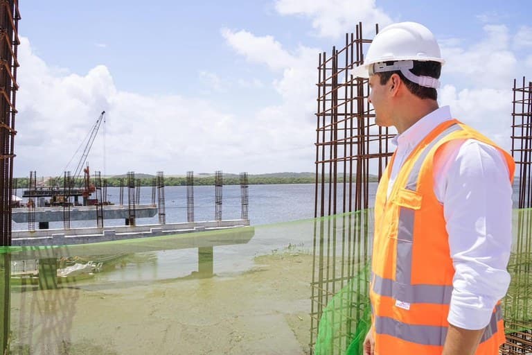 Lucas Ribeiro visita obras da Ponte do Futuro e diz que, mesmo com imagens, "muita gente ainda não acredita"