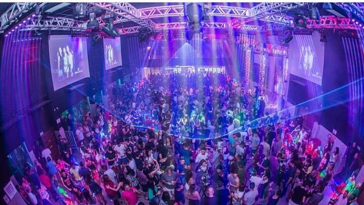 Seguranças da PH flagram agressão a mulher e acusado é retirado de boate algemado