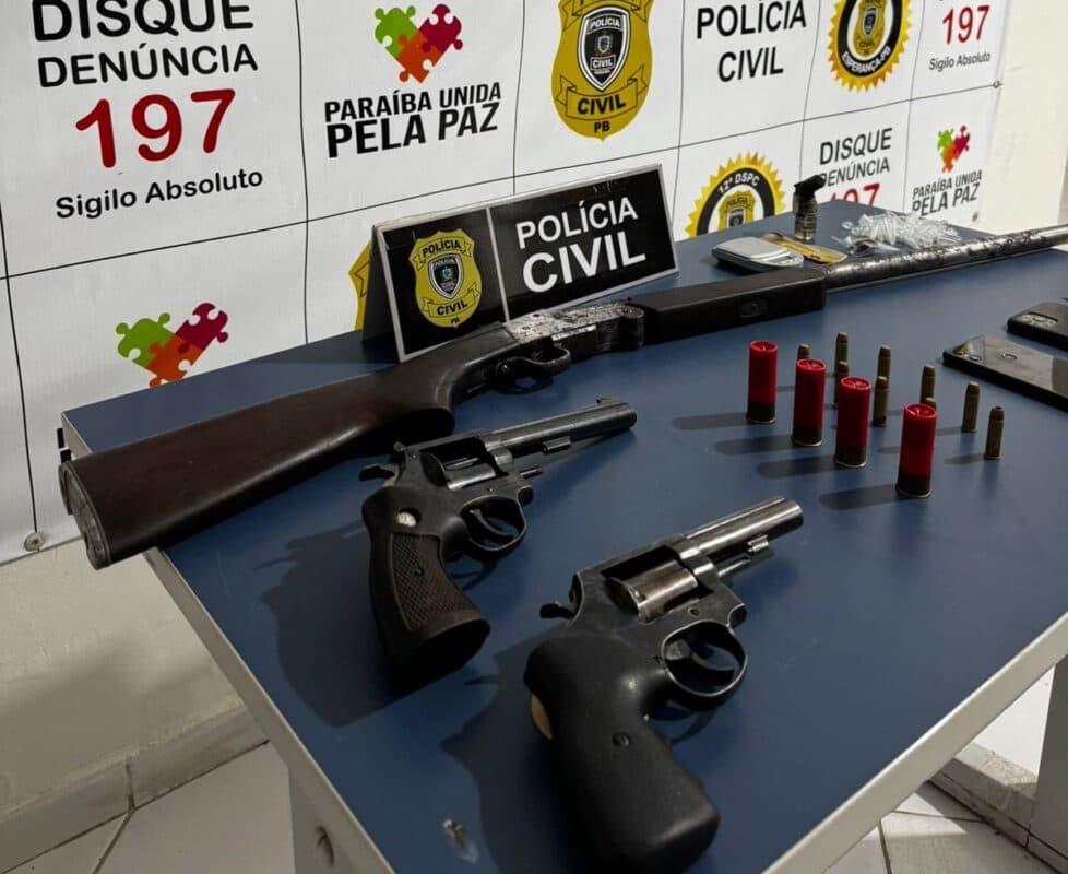 Polícia prende 2 pessoas e apreende armas e material utilizado no tráfico de drogas em Esperança
