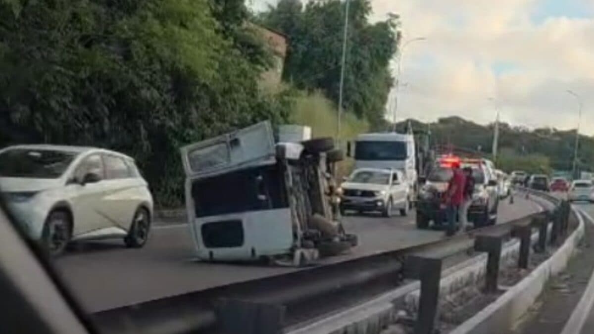 Minifurgão capota na BR-230, em João Pessoa, e motorista é socorrido às pressas