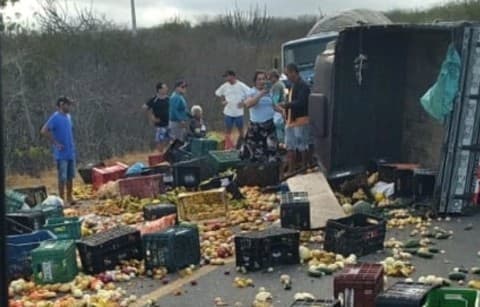Caminhonete carregada com tomate tomba na BR-230 em Soledade e deixa três pessoas feridas
