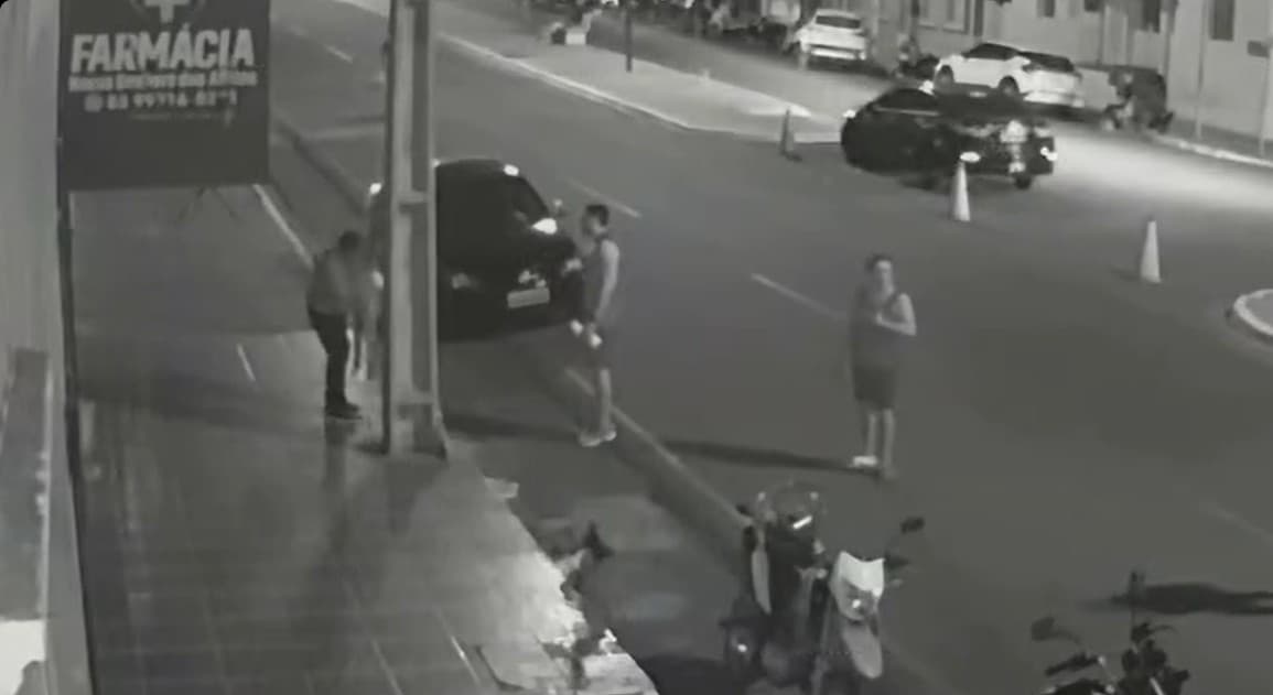 Homem arremessa próprio filho ao chão e é preso em flagrante por juiz que passava pelo local