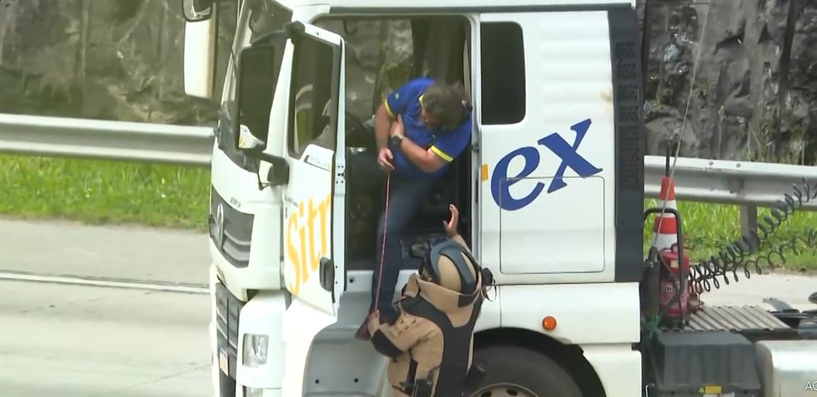 Carreta com suspeita de bomba fica atravessada por 4 horas em São Paulo e motorista é resgatado