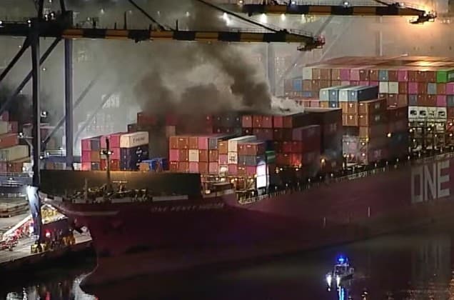 Incêndio em navio de carga provoca explosão no porto de Los Angeles, nos EUA