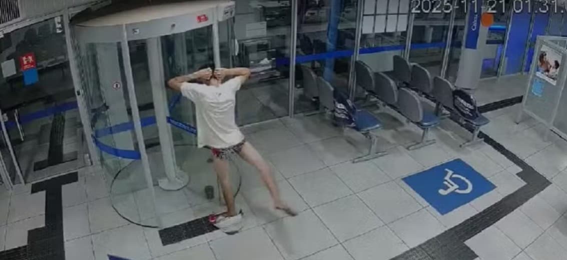 Vídeo: ladrão entala em porta giratória e fica de cueca durante invasão a banco em MG