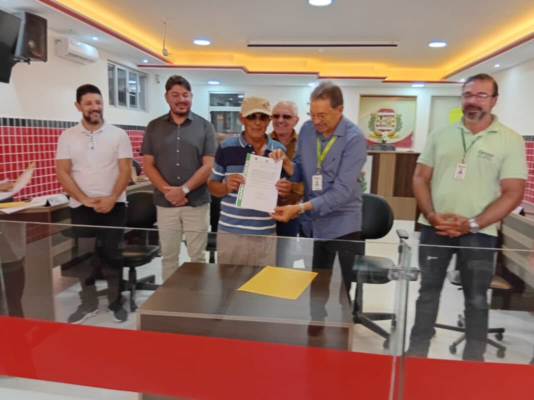 Mais de 40 famílias recebem escrituras de posse de terra da reforma agrária em Solânea