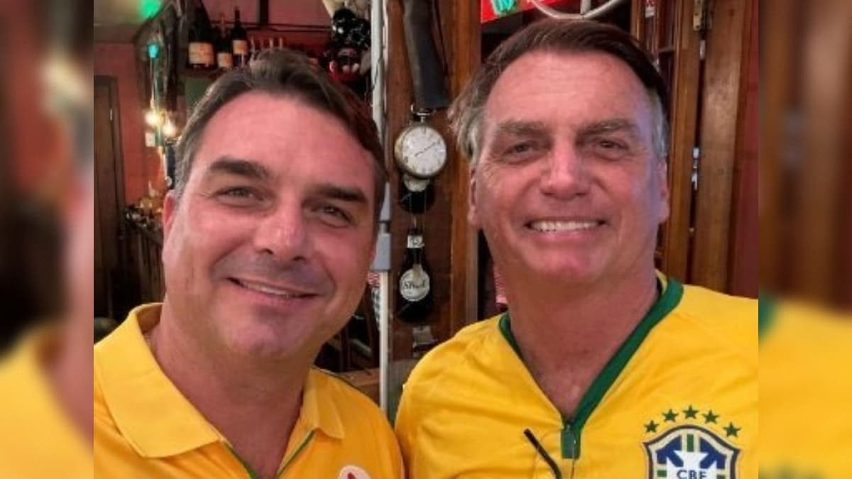 Flávio Bolsonaro anuncia que será candidato à presidência em 2026 por escolha do pai