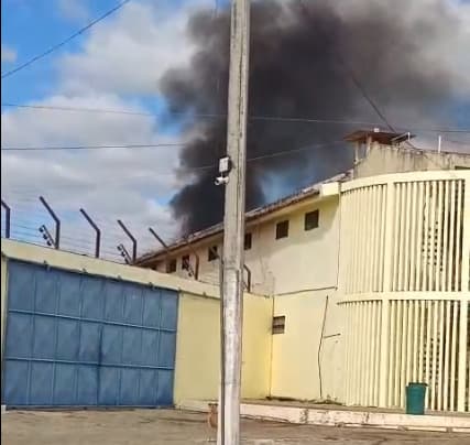 Detentos do Presídio de Patos fazem motim e ateiam fogo em celas