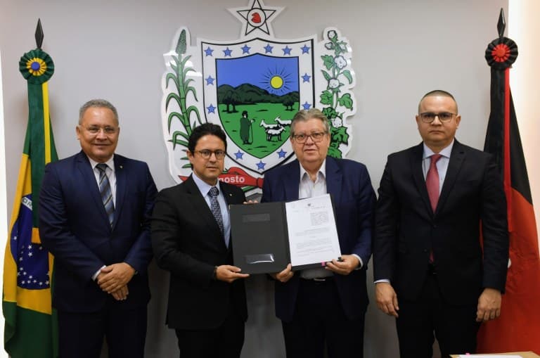 João Azevêdo e Leonardo Quintans assinam decreto que destina recursos de operações para Segurança e MP