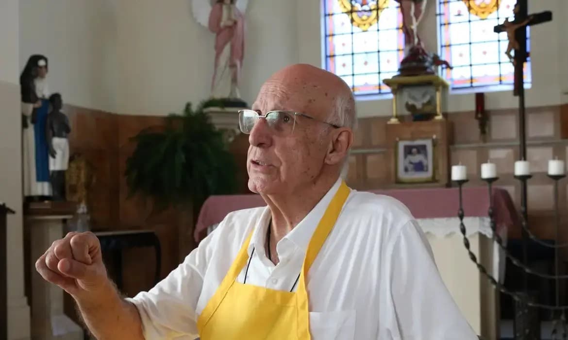 Padre Júlio Lancelotti é impedido de transmitir missas e pode deixar paróquia em São Paulo