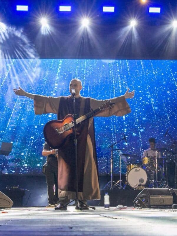 Frei Gilson se apresentou em João Pessoa. (foto: reprodução/instagram/@freigilson_somdomonte)