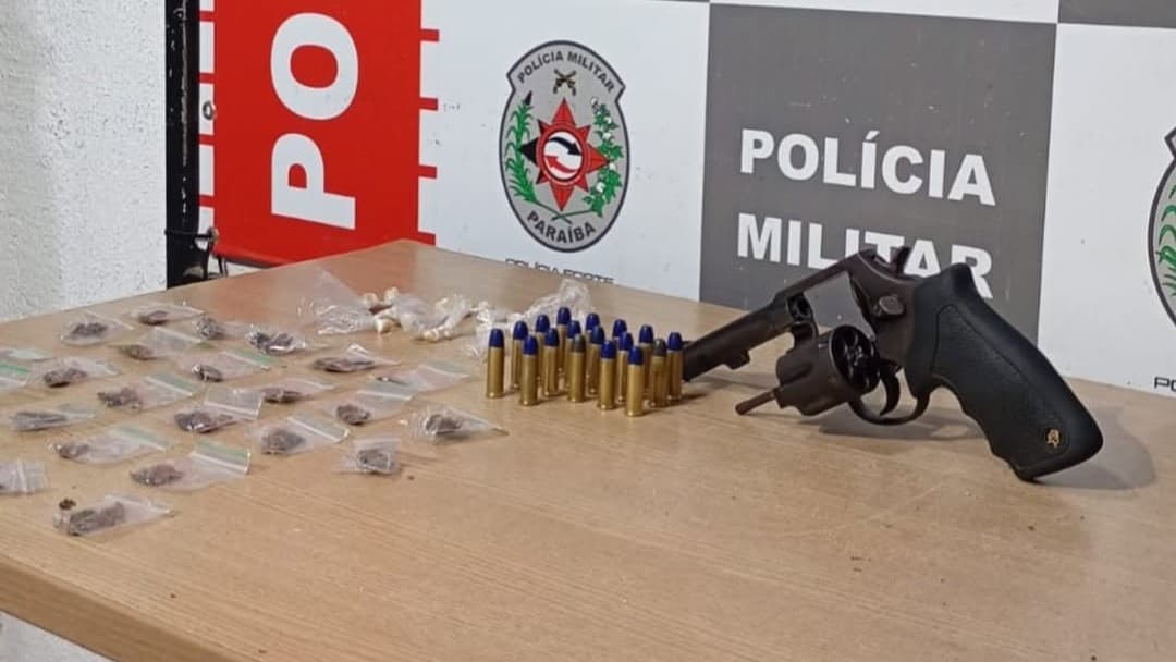Polícia Militar apreende arma, munições e drogas em comunidade de João Pessoa
