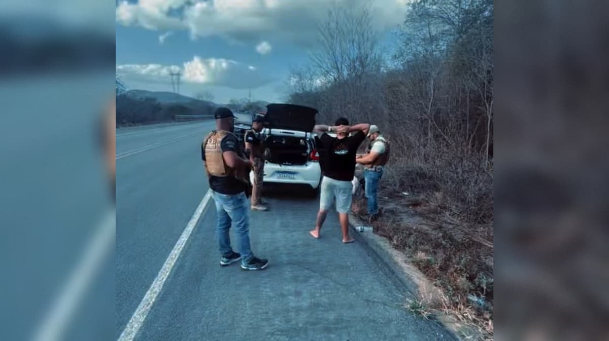 Dois homens são presos em veículo com drogas e arma em Alcantil