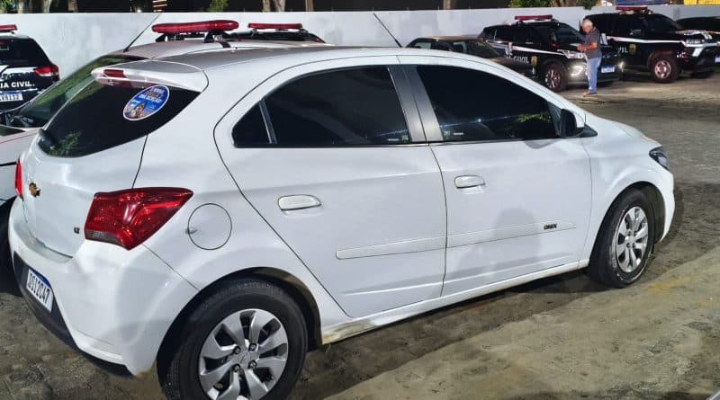 Polícia recupera carro roubado e prende suspeito com arma em Campina Grande