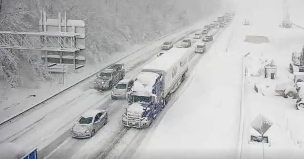 Megatempestade nos EUA: neve e gelo deixam 230 mil sem energia e colocam metade do país sob ameaça