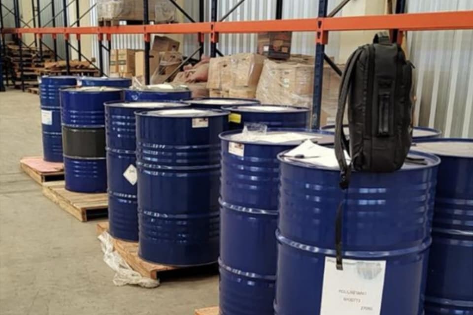 Três toneladas de substância para lança-perfume são apreendias pela PF em Pernambuco