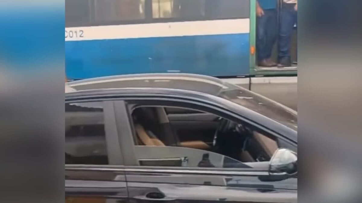 Trem bate em carro sobre linha férrea de Cabedelo