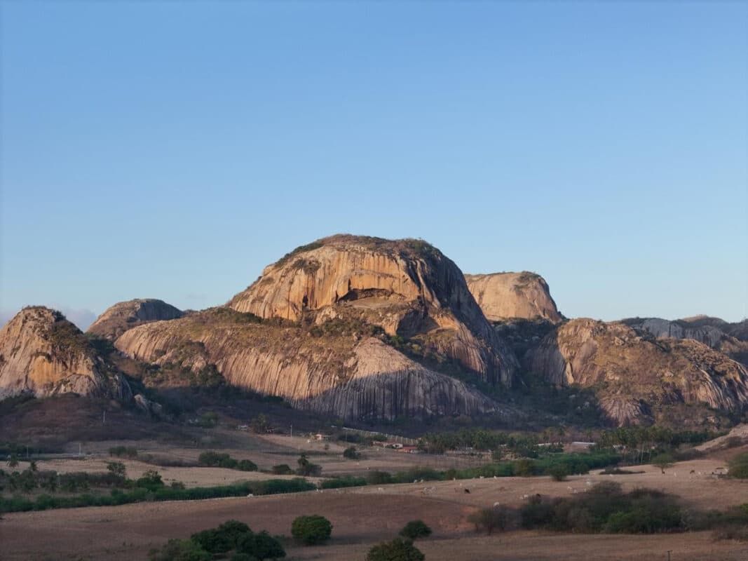 Rapel é suspenso no Parque Estadual da Pedra da Boca em Araruna