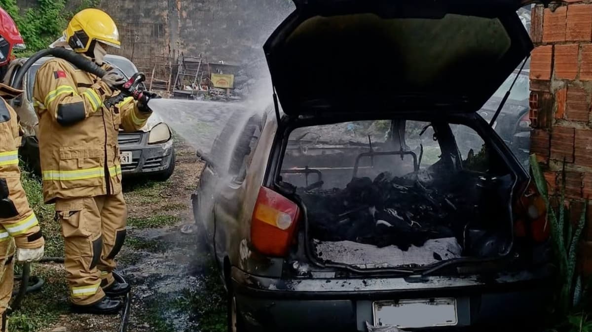 Incêndio atinge carro em garagem de residência em Campina Grande; proprietário é socorrido após inalar fumaça