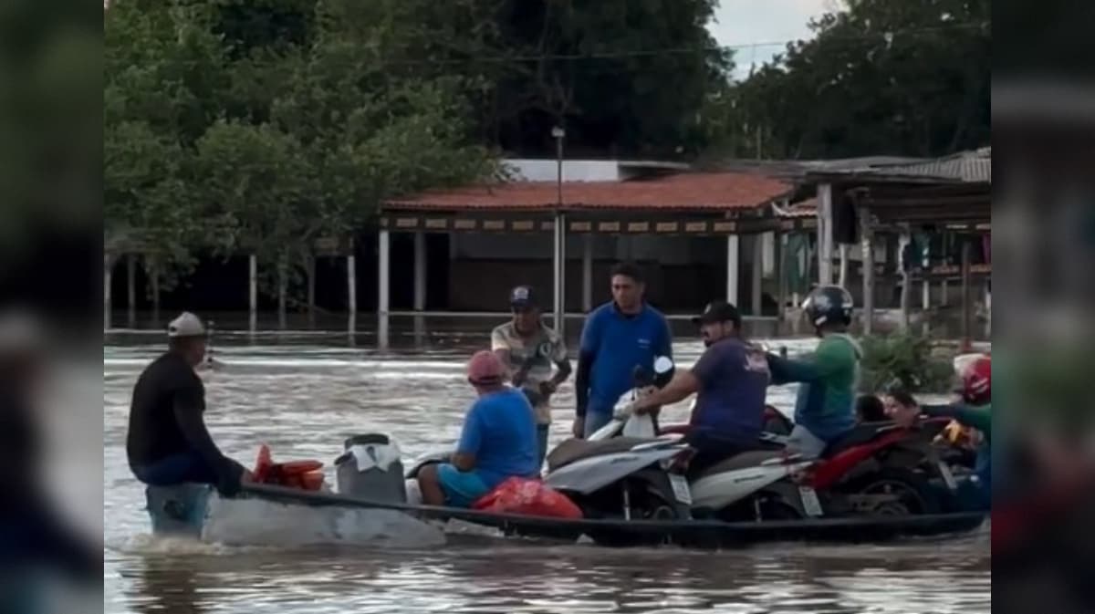 Vídeo registra travessia de ribeirinhos e motos por canoa em Paulista
