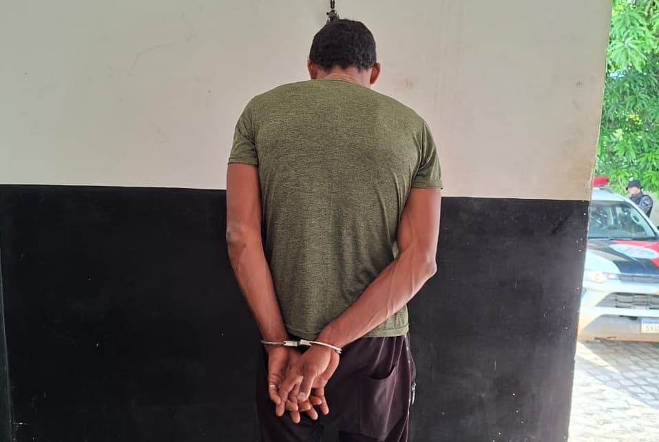 Homem é preso, com duas armas, suspeito de maltratar pai idoso em Cajazeiras