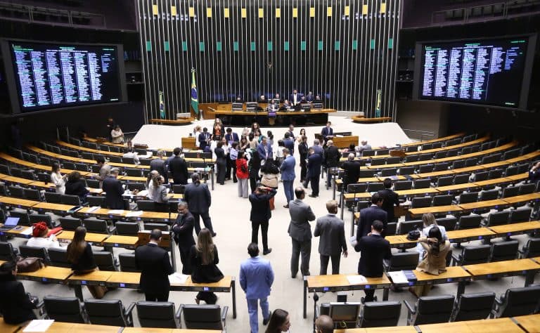 Câmara dos Deputados aprova PL que regulamenta venda de spray de pimenta para autodefesa das mulheres