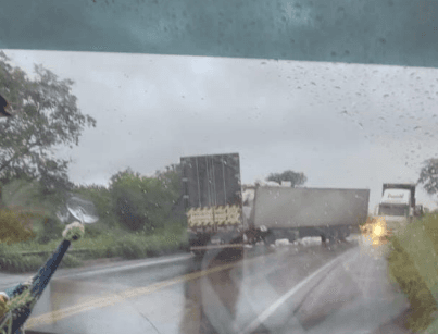 Colisão frontal entre caminhão e carreta deixa um morto e um ferido na BR-116, em Cachoeira dos Índios