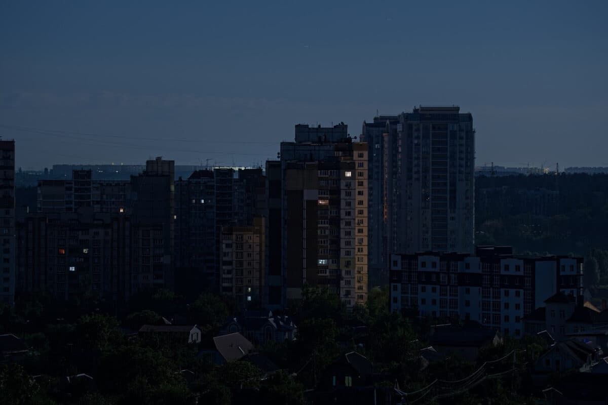 42% dos brasileiros acreditam que a frequência de apagões deve aumentar nos próximos anos, aponta pesquisa