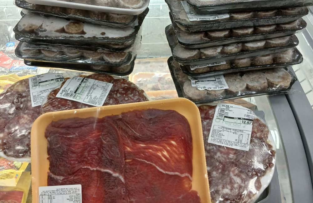 Procon apreende mais de 40 embalagens de carne imprópria para o consumo em supermercado em Pocinhos