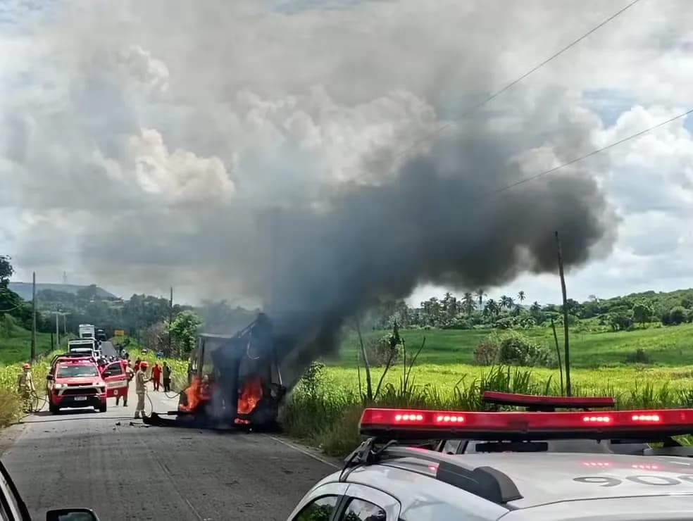 Retroescavadeira pega fogo e interdita rodovia PB-075 entre Cuitegi e Alagoinha