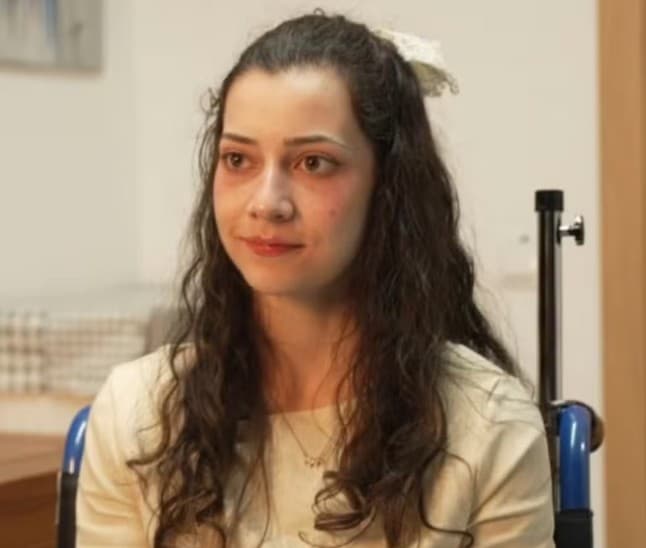 Espanhola de 25 anos consegue autorização para eutanásia após anos de disputa judicial