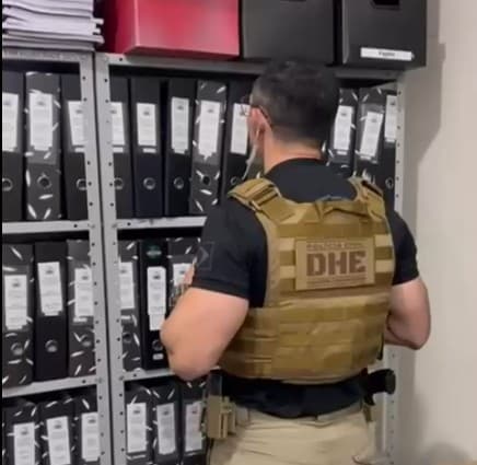 Polícia Civil cumpre mandados, prende investigado em flagrante e apreende documentos em prefeituras no Sertão