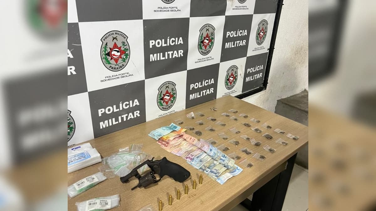 Suspeito de tráfico de drogas é preso com arma, munições e entorpecentes em comunidade de Jaguaribe