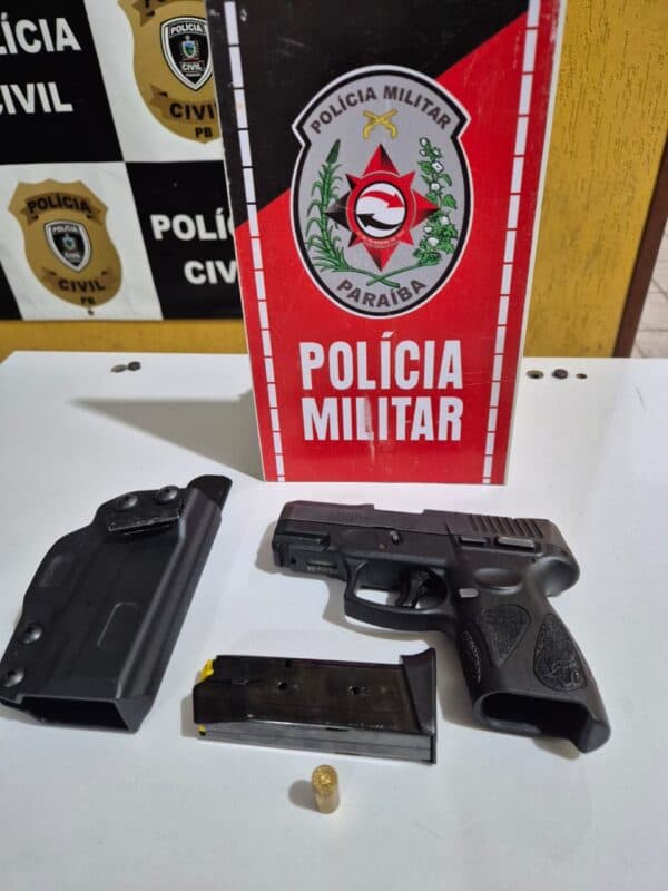 Polícia Militar apreende arma de fogo após abordagem a veículo, em Catolé do Rocha