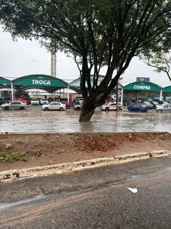 Fortes chuvas atingem João Pessoa e provocam alagamentos na tarde desta quarta-feira