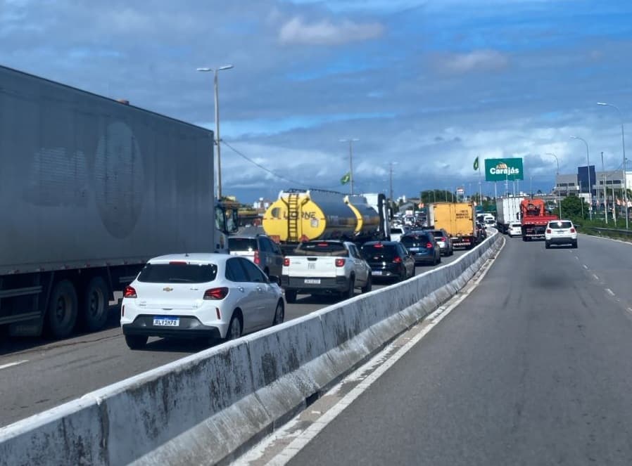 Obra no viaduto de Água Fria deixa trânsito travado em trecho da BR-230, em João Pessoa