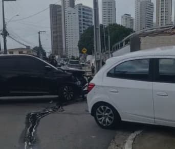 Carros colidem e derrubam muro no Altiplano, em João Pessoa