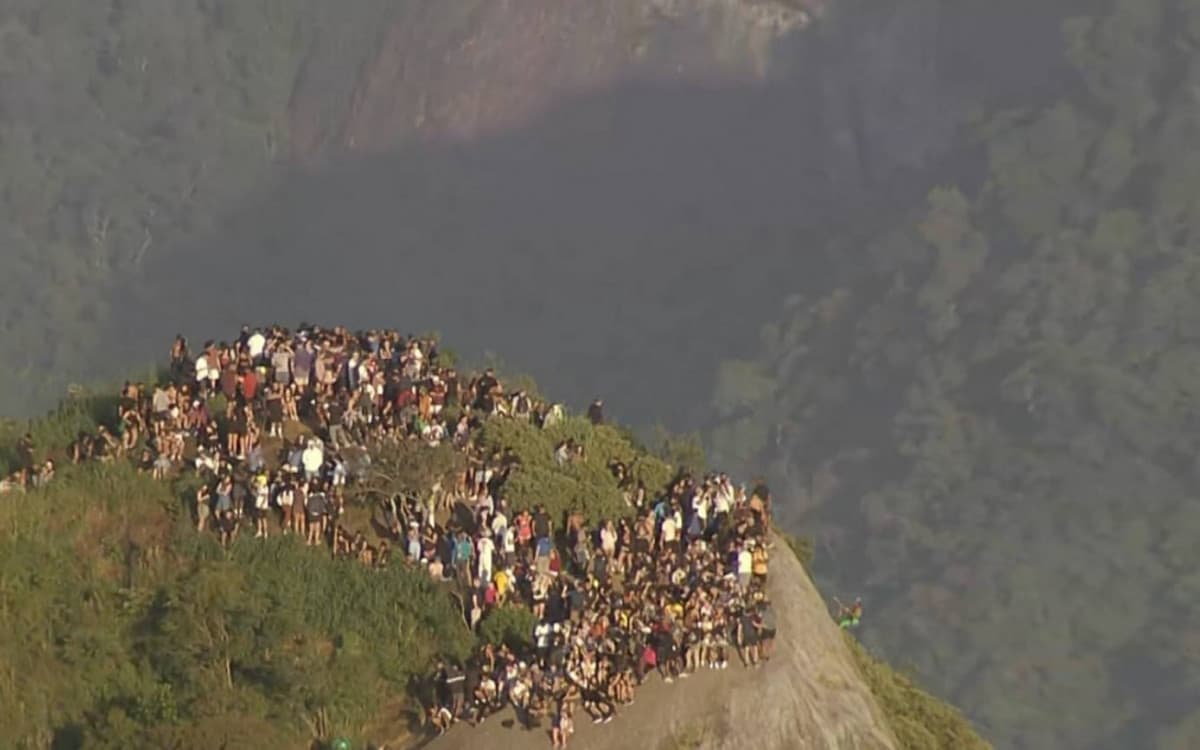 Operação no Vidigal deixa 200 turistas presos no topo do morro Dois Irmãos no Rio de Janeiro