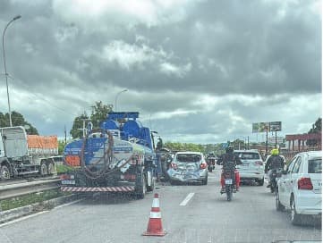 Acidente envolvendo caminhão e três carros é registrado na BR-230, Região Metropolitana de João Pessoa
